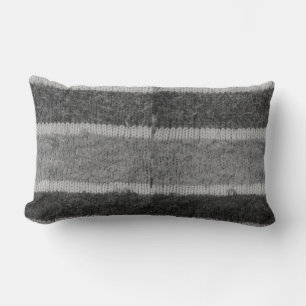 met de hand gebreide zwarte en witte diaganolstrip kussen