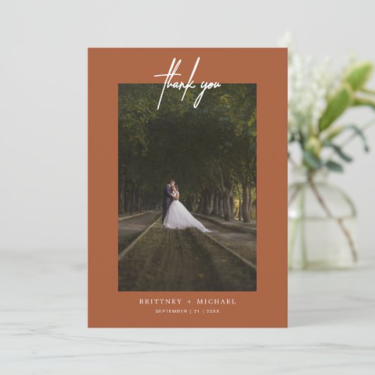 Met de hand gekartelde Eenvoudige Foto Terracotta Bedankkaart (Staand voorkant)