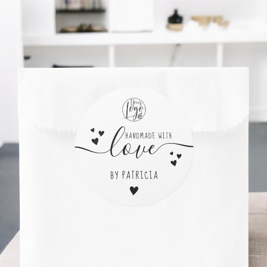 Met de hand gemaakt liefde script logo harten zwar ronde sticker