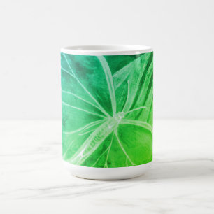 Met de hand geschetste groene look oranje vlinder koffiemok