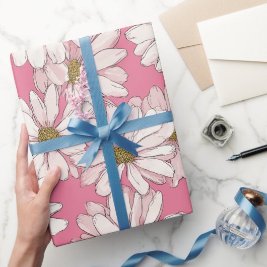 Met de hand getekend roze madeliefje wit bloempatr cadeaupapier (Geschenken)