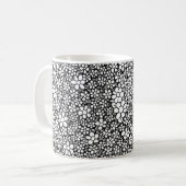 Met de hand getekend zwart-wit bloemmotief koffiemok (Voorkant links)
