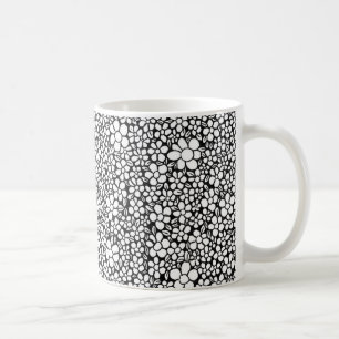 Met de hand getekend zwart-wit bloemmotief koffiemok