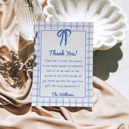 Met de hand getekende blauwe strik gingham strik b bedankkaart