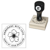Met de hand getekende bloem gekleurde cirkel met l rubberstempel (Gestempeld)