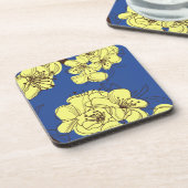 Met de hand getekende gele wilde bloemen op blauw onderzetter (Linkerzijde)