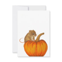 Met de hand getekende herfstmuis op pompoen vlakke
