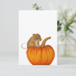 Met de hand getekende herfstmuis op pompoen vlakke bedankkaart