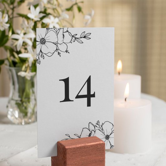 Met de hand getekende houtskool en witte bloemen t kaart
