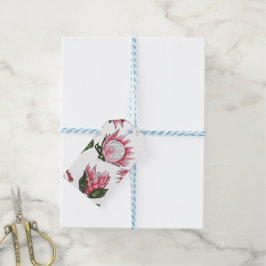 Met de hand getekende koningsproteas op witte cade cadeaulabel