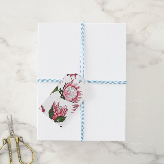 Met de hand getekende koningsproteas op witte cade cadeaulabel (Met Touw)