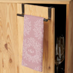 Met de hand getekende monogram roze bruiloft theedoek<br><div class="desc">De kroon van bladeren met de hand voegt je eigen monogram bruiloft toe of koppels geven een gepersonaliseerde keukenhanddoek in schemerig roze en wit. Andere overeenkomende objecten zijn beschikbaar. Originele tekening en ontwerp door www.mylittleeden.com en www.mylittleedenweddings.com</div>