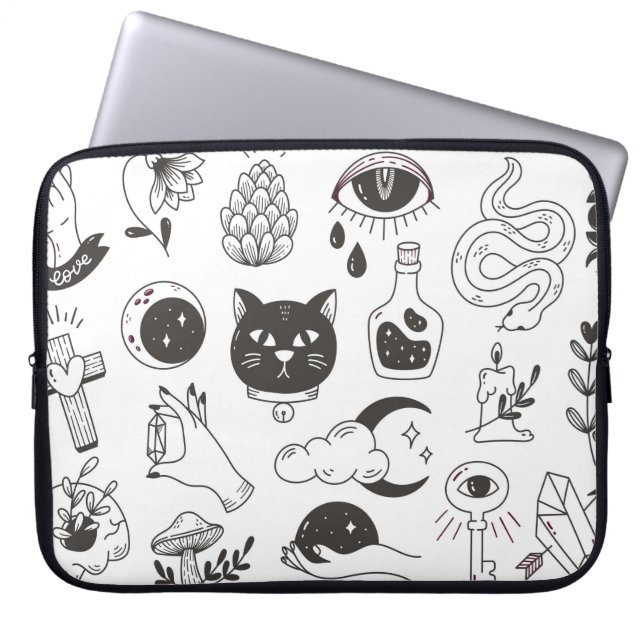 met de hand getekende mystieke tattoos doedelen,   laptop sleeve (Voorkant)