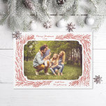 Met de hand getekende Pine Lijst Kerstmis-fotofees Feestdagenkaart<br><div class="desc">Door de hand getrokken lijst van dennenaalden,  neden en takken met bessen. De kleur is editable evenals groet,  familienaam en jaar. Het facultatieve gebied voor een bericht op de achterkant,  of u kunt meer foto's verwijderen en toevoegen zoals gewenst.</div>