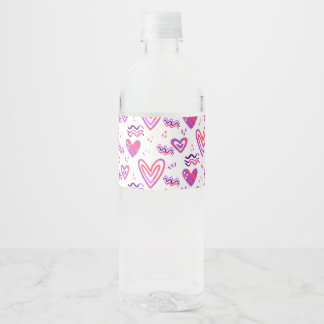 Met de hand getekende roze harten valentijnspatroo waterfles etiket