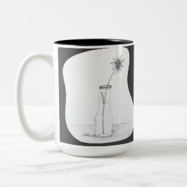 Met de hand getekende vaasfles met enkele bloem op tweekleurige koffiemok