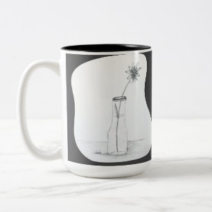Met de hand getekende vaasfles met enkele bloem op tweekleurige koffiemok