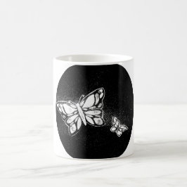 met de hand getekende vlinder koffiemok