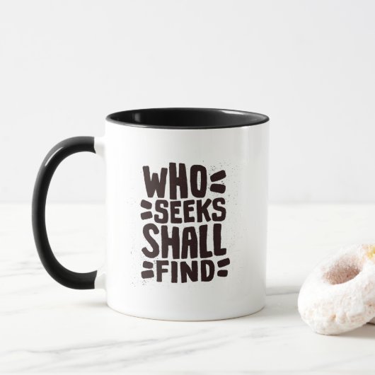 Met de hand getekende woorden zin Wie zoekt zal vi Mok (Met donut)