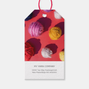 Met de hand vervaardigde wol van rode draad, breih cadeaulabel