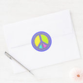 Met de kleuren gevuld PEACE-teken 1 Ronde Sticker (Envelop)