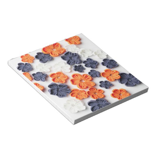 Met de lente vervaardigde plantenslijmen oranje bl notitieblok (Schuin)