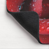 Met dew bedekte rode rozen ter decoratie van graf  muismat (Hoek)