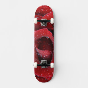 Met dew bedekte rode rozen ter decoratie van graf  persoonlijk skateboard