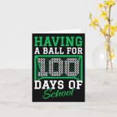 Met een bal voor 100 dagen schoolvoetbal 100th kaart (Gele Bloem)