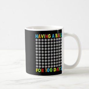 Met een bal voor 100 dagen schoolvoetbal 100th koffiemok