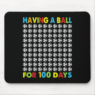 Met een bal voor 100 dagen schoolvoetbal 100th muismat