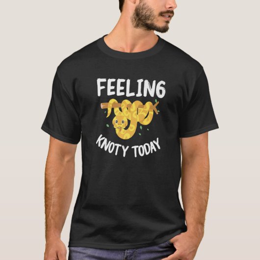 Met een bekende buikpythonneke-slangen t-shirt (Voorkant)