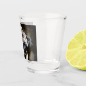 met een blauwe ogen naar beneden shot glas (Rechts)
