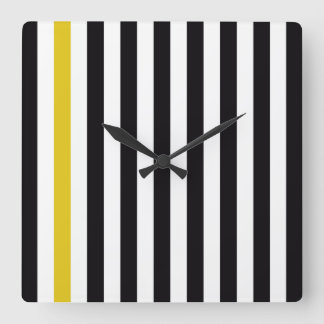 Met een gele streep vierkante klok