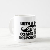 Met een grote stapel komt een grote verantwoordeli koffiemok (Voorkant links)