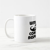 Met een grote stapel komt een grote verantwoordeli koffiemok (Links)