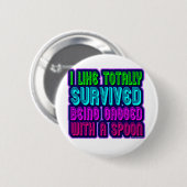 Met een lepel overlevende. ronde button 5,7 cm (Voorkant /achterkant)
