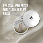 Met een persoonlijke foto kunt u mij op slot doen locket ketting<br><div class="desc">Dit medaillon is echt een betoverende manier om het moment voor altijd voor te stellen en te koesteren. Het is ontworpen om een speciale foto van jou en je geliefde te houden, en het fungeert als een oprecht huwelijksaanzoek. Stel je de blik van verrassing en vreugde op het gezicht van...</div>