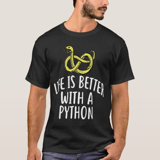 Met een PYTHON PYTHONS T-shirt (Voorkant)