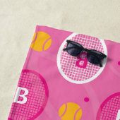 Met een roze monogram en een wit tennisracketpatro strandlaken (In situ)