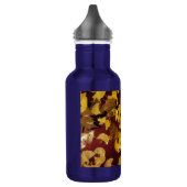 met gele bladeren en waterslogan waterfles (Links)