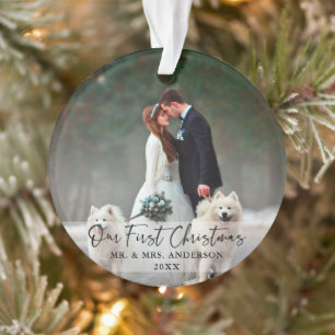 Met handgeschreven script Eerste Kerstbruiloft Fot Ornament