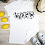 Met handschrift met zwarte stroming op wit t-shirt<br><div class="desc">Eenvoudig cool, stijlvol design met handschrift Ga met de Stroom in een golfillustratie voor een kalm ontspannen persoon of voor degene die anderen eraan wil herinneren dat het leven je het beste brengt als je ontspannen en het leiden van het leven volgt. Dit shirt maakt een geweldig kerstfeest of een...</div>