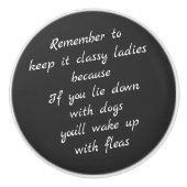 Met honden slapen, met vlooien wakker worden keramische knop (Voorkant)