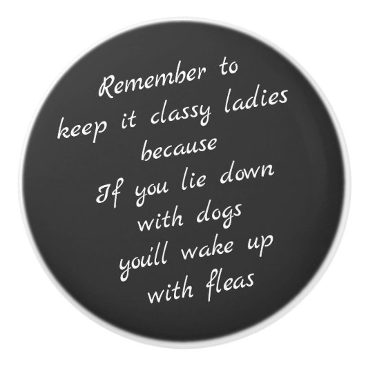 Met honden slapen, met vlooien wakker worden keramische knop (Voorkant)