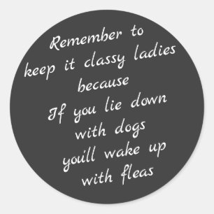 Met honden slapen, wakker worden met vlooien ronde sticker