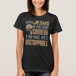 Met Jezus in haar hart en camera in haar hand... T-shirt