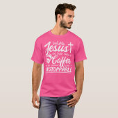 Met Jezus in haar hart en koffie in haar hand T-shirt (Voorkant volledig)