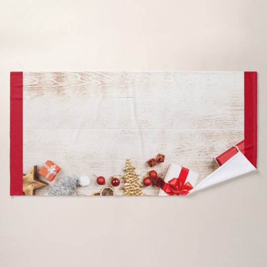 Met kerstmis behandelde items op een Rustige Woode Bad Handdoek (Badhanddoek)