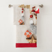 Met kerstmis behandelde items op een Rustige Woode Bad Handdoek (Insitu)